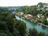 002  Die Stadt liegt malerisch an der Aare.