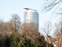027  Der Hofgarten mit Blick auf das Ergo-Gebäude.