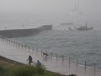 055  Da bleibt kein Fetzen trocken. : 2004, CRW, Helgoland, Helgoland 2004, Sturm