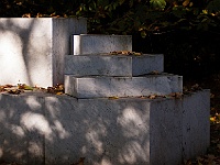 05  Marmorskulpturen im Außenbereich. : Insel Hombroich